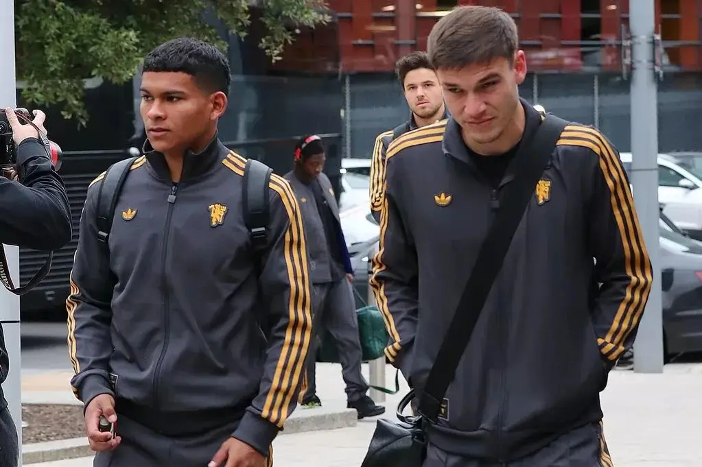 补待命, 前浮现, 他仅代表曼 补待命, 前浮现, 他仅代表曼